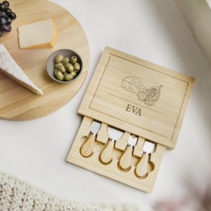 Graverad ostbricka i trä presentset - Personliga julklappar